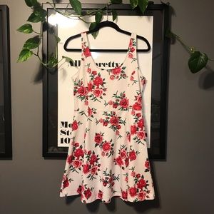 💕Divided white rose print skater dress.🌹🥀